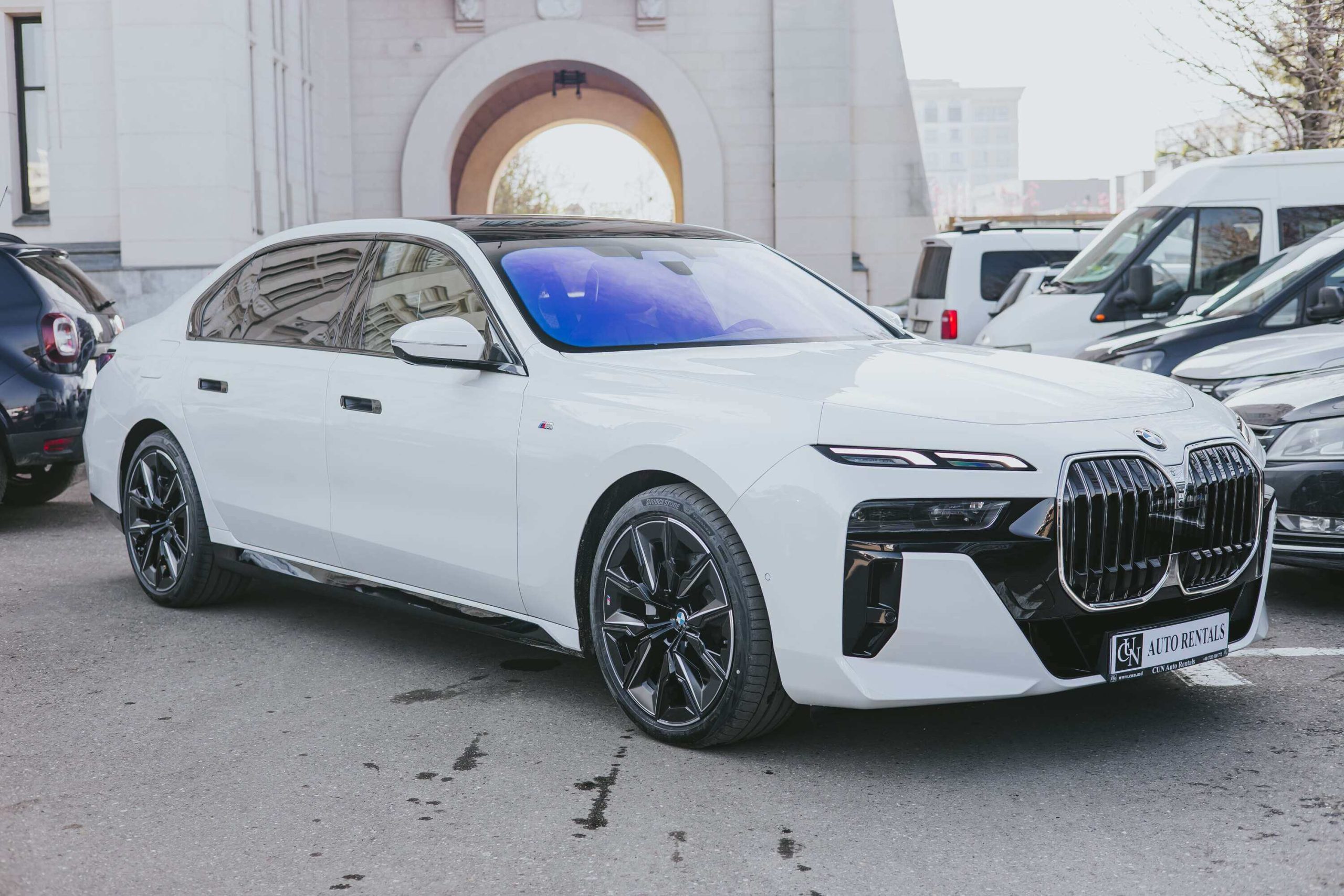 BMW 740d xDrive Sedan alb mineral